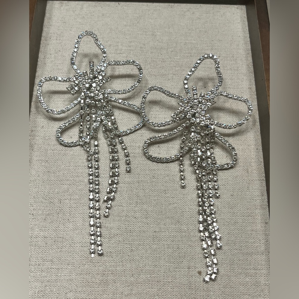 SHASHI Open Flower Vintage Inspired Bling Earrings NWOT